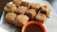 Menjadi ikon oleh-oleh dari kota Sumedang, tahu Sumedang biasanya dikemas dalam bonsang atau anyaman bambu. Rasanya gurih apalagi jika dipadukan dengan cabai rawit. Foto: Instagram @natalieduyen