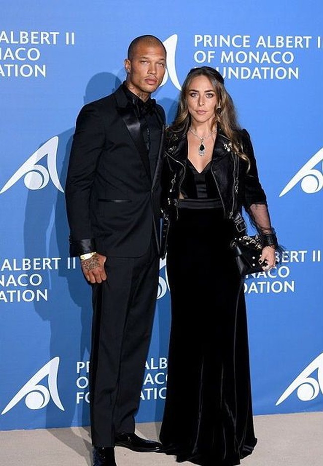 Chloe jelas-jelas perusah rumah tangga orang. Dia orang yang sudah mencuri pria yang sudah menikah. Sadarkah kamu bahwa Jeremy masih tinggal satu atap dengan istrinya! tulis netizen di Twitter. Foto: Instagram