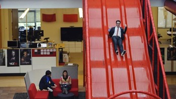 Salah satu karyawan yang sedang bermain perosotan. Cocok untuk melepas stress saat kerjaan numpuk. (Foto: storyepic)