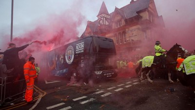 Foto Saat Bus Manchester City Diserang Suporter Liverpool