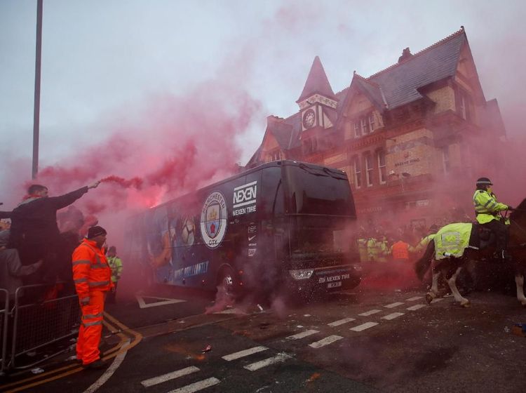 Foto Saat Bus Manchester City Diserang Suporter Liverpool