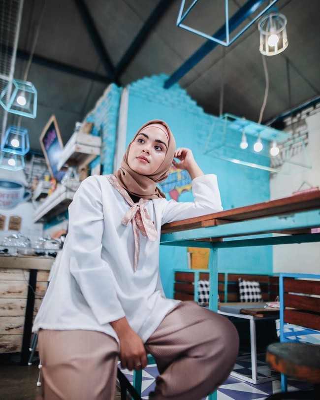 Vebby Palwinta mulai dikenal sejak bermain sinetron Arti Sahabat dan juga bermain di beberapa film seperti Hijabers Im in Love.  Foto: Instagram Vebby Palwinta
