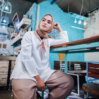 Vebby Palwinta mulai dikenal sejak bermain sinetron Arti Sahabat dan juga bermain di beberapa film seperti Hijabers Im in Love.  Foto: Instagram Vebby Palwinta