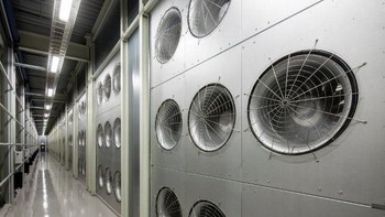 Dengan suhu sekitar yang sangat dingin itu, sistem pendingin data centernya bisa dibuat seminimal mungkin, sehingga listrik yang dipakai pun akan lebih sedikit. (Foto: Guardian)