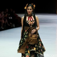 Desainer Anne Avantie memamerkan kebaya modern terbarunya di Indonesia Fashion Week 2018 dalam fashion show bertema Sekarayu Sriwedari’ yang digelar di Jakarta Convention Center, Senayan, Kamis [29/3/2018]. [Foto: Mohammad Abduh/Wolipop]