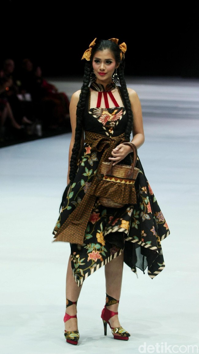 Desainer Anne Avantie memamerkan kebaya modern terbarunya di Indonesia Fashion Week 2018 dalam fashion show bertema Sekarayu Sriwedari’ yang digelar di Jakarta Convention Center, Senayan, Kamis [29/3/2018]. [Foto: Mohammad Abduh/Wolipop]