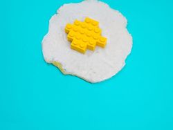 Keren! Ketika Biji Lego Berpadu dengan Benda Sehari-hari