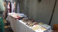 Pernak-pernik yang dijual ada baju Partai Gerindra beserta aksesorisnya seperti pin dan topi. Selain itu, kaus yang bertuliskan #2019GantiPresiden juga turut dijual di stan yang menjual pernak-pernik itu.