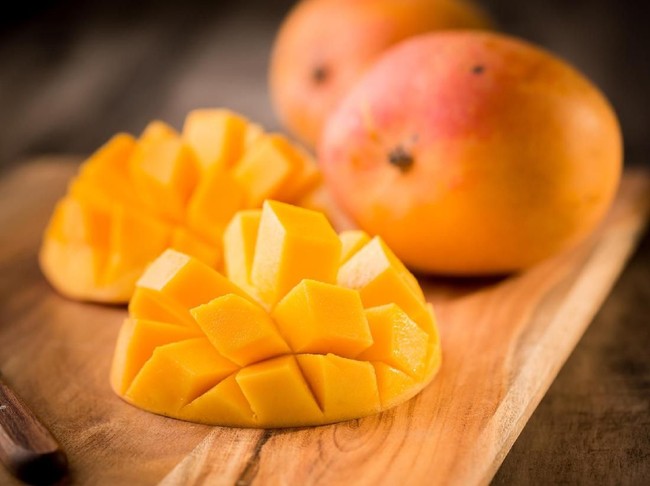 Mango fruit and mango slices