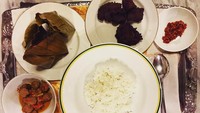  Makanan rumah itu memang juara yah temen-temen, tulis Paundrakarna. Kira-kira dendeng, pepes, dan sajian lainnya ini dimasak sendiri oleh sang bunda tercinta nggak, ya? Foto: Instagram @gphpaundrakarna1
