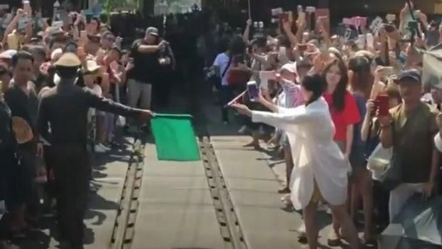 Ngeri tapi Seru! Ada Pasar Mepet Rel Kereta di Thailand