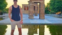 Tidak hanya ke pantai, pilot tampan ini juga suka hiking dan berkunjung ke landmark terkenal lho! Ini fotonya saat berada di Temple of Debod yang berada di Madrid, Spanyol. (isaior/Instagram)