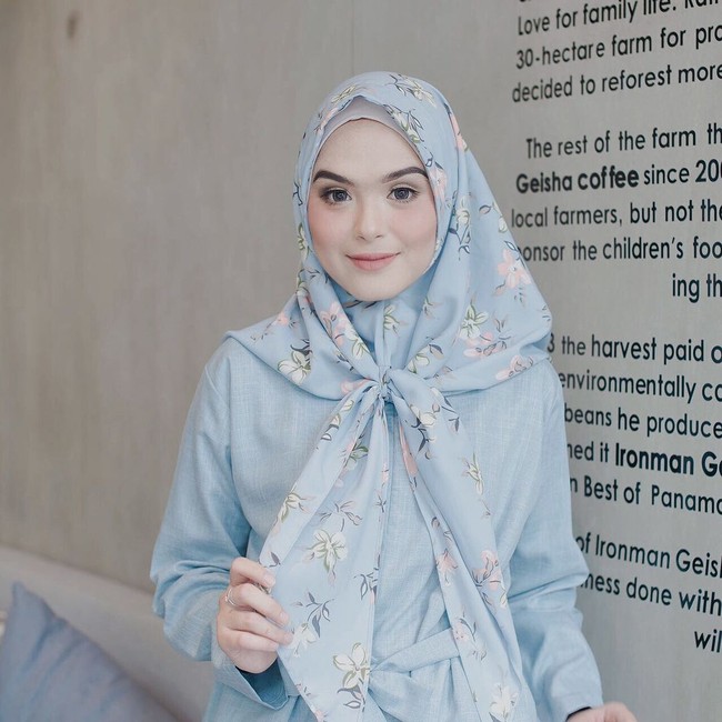 Mengikuti tren hijab, Vebby Palwinta juga mencoba berbagai jenis gaya. Salah satunya adalah hijab motif. Vebby tetap memakai hijab segi empat motif dengan gaya yang simple. Foto: Instagram Vebby Palwinta