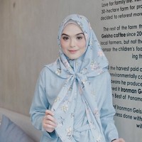 Mengikuti tren hijab, Vebby Palwinta juga mencoba berbagai jenis gaya. Salah satunya adalah hijab motif. Vebby tetap memakai hijab segi empat motif dengan gaya yang simple. Foto: Instagram Vebby Palwinta