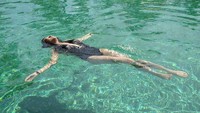 Banyak dipuji menjadi inspirasi body goals oleh pengikutnya, Sushmita juga sesekali berenang untuk melepaskan stres hariannya. (Foto: