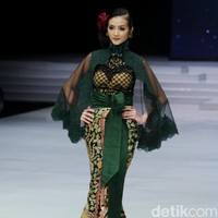 Desainer Anne Avantie memamerkan kebaya modern terbarunya di Indonesia Fashion Week 2018 dalam fashion show bertema Sekarayu Sriwedari’ yang digelar di Jakarta Convention Center, Senayan, Kamis [29/3/2018]. [Foto: Mohammad Abduh/Wolipop]