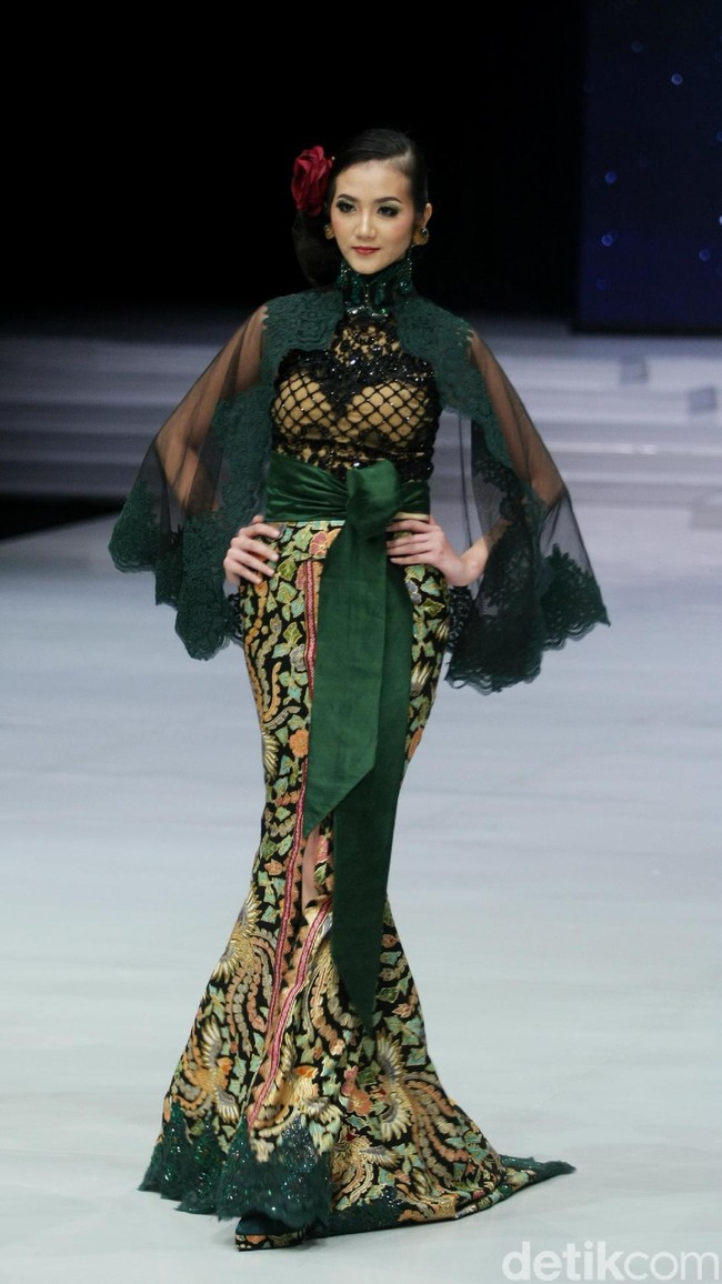 Desainer Anne Avantie memamerkan kebaya modern terbarunya di Indonesia Fashion Week 2018 dalam fashion show bertema Sekarayu Sriwedari’ yang digelar di Jakarta Convention Center, Senayan, Kamis [29/3/2018]. [Foto: Mohammad Abduh/Wolipop]