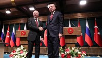 Presiden Turki Recep Tayyip Erdogan dan Presiden Rusia Vladimir Putin bersalaman, menandakan peresmian dimulainya pembangunan pusat pembangkit listrik tenaga nuklir Akkuyu milik Turki. Proyek ini disebutbertujuan untuk mengurangi ketergantungan Turki pada impor energi. (Foto: Reuters)