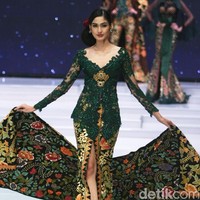 Desainer Anne Avantie memamerkan kebaya modern terbarunya di Indonesia Fashion Week 2018 dalam fashion show bertema Sekarayu Sriwedari’ yang digelar di Jakarta Convention Center, Senayan, Kamis [29/3/2018]. [Foto: Mohammad Abduh/Wolipop]