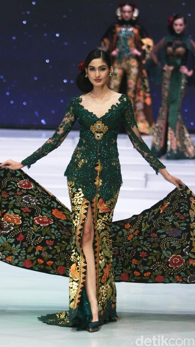 Desainer Anne Avantie memamerkan kebaya modern terbarunya di Indonesia Fashion Week 2018 dalam fashion show bertema Sekarayu Sriwedari’ yang digelar di Jakarta Convention Center, Senayan, Kamis [29/3/2018]. [Foto: Mohammad Abduh/Wolipop]