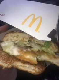 Hiii! Wanita Ini Temukan Laba-laba dalam Sandwich Ayam McDonald's