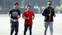 Menpora Imam Nahrawi ditemani Wakil Ketua MPR Muhaimin Iskandar (Cak Imin) dan artis Tommy Kurniawan melakukan lari pagi dan berolahraga bersama, di area Stadion Utama Gelora Bung Karno, Senayan, Jakarta, Kamis (05/04/2018).