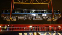 Kereta MRT Jakarta diturunkan dari atas kapak kargo Ellensborg.