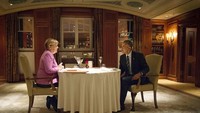 Menjadi sosok wanita yang paling berpengaruh di dunia, tentu membuat Angela dekat dengan tokoh politisi lainnya. Ini fotonya ketika makan malam bersama mantan presiden AS, Barrack Obama. Foto: Istimewa