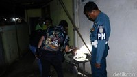 Polisi memeriksa setiap sudut rumah untuk mencari jejak pelaku.