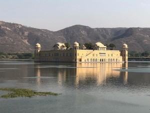 Istana di Tengah Danau, Mengambang atau Terendam?