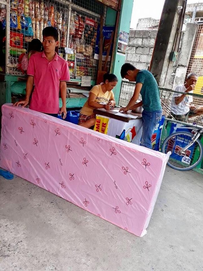 Lewat postingan di Facebook, Giearson memposting foto-foto yang memperlihatkan tahapan ia merombak kamar kekasihnya. Dari kamar yang tak keruan seperti kapal pecah, menjadi rapi dan cantik. Foto: Facebook /Giearson Agapito Genova