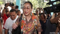 Sehari berselang, Sukmawati mendatangi Kantor MUI di Jalan Proklamasi, Jakarta Pusat, Kamis (5/4). Dia disambut langsung oleh Ketum MUI KH Ma’ruf Amin.  (Foto: Ari Saputra/detikcom)