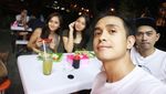 Ini Gaya si Kece Ajun Perwira Saat Bakar Sate dan Makan Burger