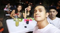 Ternyata aktor berwajah tampan ini punya usaha kuliner. Ia membuka kedai sate taichan di bilangan Cibubur. Saat itu ia dan tiga orang temannya terlihat tengah asik menyantap sate taichan di kedai miliknya.  Foto: Instagram @ajunperwira