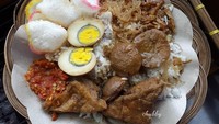 Wah, terlihat sangat menggoda. Seporsi nasi uduk disajikan dengan pelengkap berupa semur tahu, semur jengkol, semur telur, bihun, tempe orek, sambal dan kerupuk. Enak! Foto: Instagram @melaniatjung.
