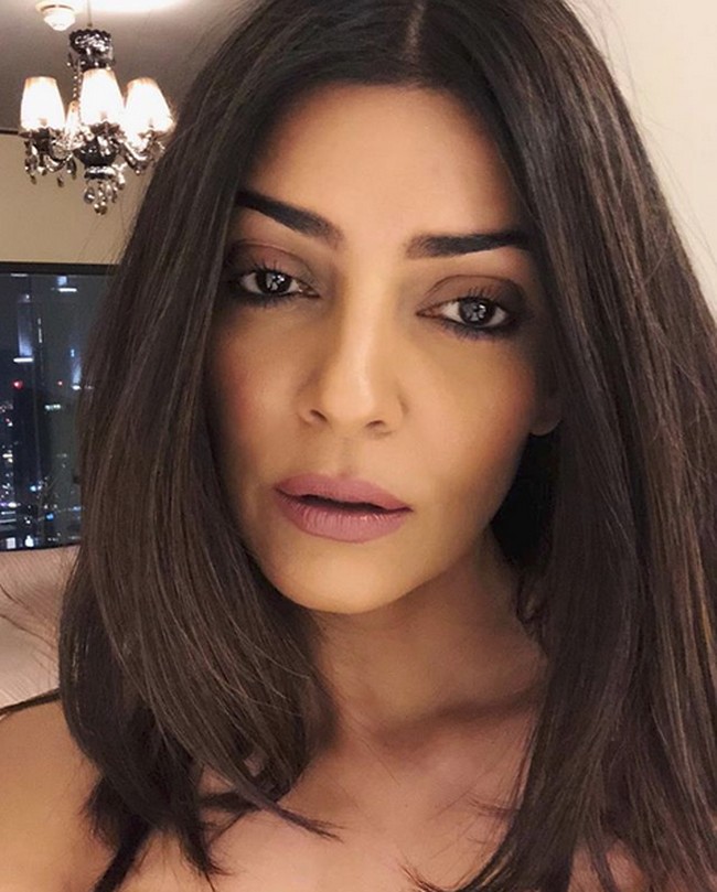 Artis Bollywood Sushmita Sen suka mandi di terasnya yang terbuka, di mana ia meletakkan bak mandinya. Mungkin ia suka melihat pemandangan bulan dan bintang-bintang untuk menyempurnakan ritual mandinya. Foto: Instagram/sushmitasen47
