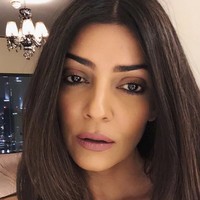 Artis Bollywood Sushmita Sen suka mandi di terasnya yang terbuka, di mana ia meletakkan bak mandinya. Mungkin ia suka melihat pemandangan bulan dan bintang-bintang untuk menyempurnakan ritual mandinya. Foto: Instagram/sushmitasen47