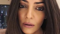 Artis Bollywood Sushmita Sen mengaku suka mandi di teras rumahnya yang terbuka. Foto: Instagram/sushmitasen47