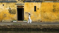 Karena statusnya dilindungi, Kota Tua Hoi An memiliki peraturan bangunan yang sangat ketat. Pemerintah ingin mempertahankan arsitektur kayu tradisional dari abad 17 dan 18 itu, juga dengan jalan asli, kanal, jembatan, dan tentu warna dinding kuningnya agar tetap utuh (Rehahn/BBC Travel)