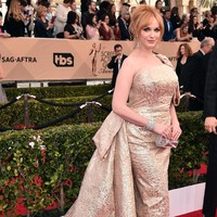 Jauh sebelum muncul dalam balutan Prada atau Versace, bintang Mad Men Christina Hendricks pernah kesulitan mencari desainer lantaran dadanya yang terlalu besar dan tubuhnya yang begitu curvy. Mereka hanya mau meminjamkan gaun berukuran 0 atau 2, ujarnya kepada Daily Record. (Foto: Getty Images)