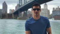 Pilot tampan ini juga membagikan fotonya dengan latar The Manhattan Bridge. (isaior/Instagram)
