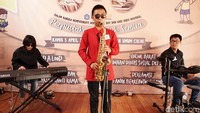 Anak-anak berkebutuhan khusus bermain musik di hadapan pengunjung Book World Day di Jakarta, Kamis (5/4/2018).