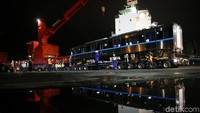 Sebanyak 12 gerbong Kereta MRT Jakarta telah tiba di Pelabuhan Tanjung Priok, Jakarta Utara, Rabu (4/4) pagi. Namun proses penurunan kereta dari kapal kargo dilakukan pada malam harinya.