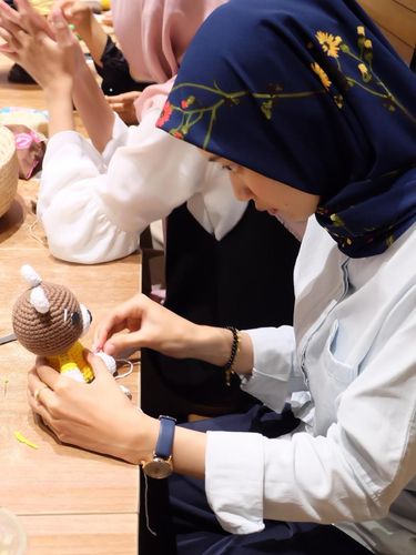 Keren, Komunitas Ini Gemar Beramal Lewat Merajut