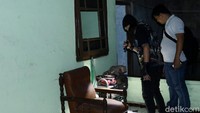 Polisi melakukan olah TKP di rumah yang menjadi lokasi penyanderaan, Kamis (5/4/2018).