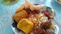 Bikin ngiler! @anthonysemut terlihat sedang menyantap nasi uduk komplet yang ada di kawasan Bintaro. Nasi yang gurih dipadu dengan beberapa potong semur jengkol. Duh..duh..Foto: Istimewa