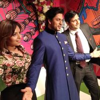 Patung Lilin Shah Rukh Khan dikerubuti pengunjung.