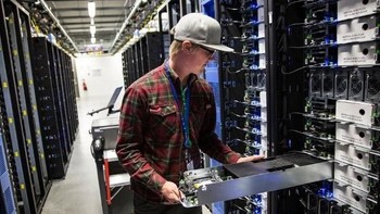 Teknisi memeriksa rak rak server. (Foto: Guardian)