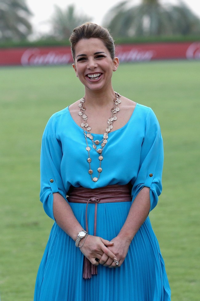 Putri Haya merupakan anak dari Raja Hussein Yordania, dari istri ketiganya, Ratu Alia. Wanita yang memiliki gelar Her Royal Highness Princess Haya of Jordan ini memiliki kecantikan melankolis yang sendu. Tapi justru itu yang menjadi pesona dari wanita 42 tahun ini. Putri Haya dikenal dengan gaya busana yang simpel namun chic. Ia mampu menyeimbangkan penampilan sebagai anggota kerajaan sekaligus seorang ibu dalam aktivitasnya sehari-hari. Tak jarang, ia memilih gaya eklektik dengan mengombinasikan busana bernuansa Arab dan gaya Eropa. Foto: Getty Images