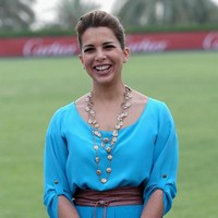 Putri Haya merupakan anak dari Raja Hussein Yordania, dari istri ketiganya, Ratu Alia. Wanita yang memiliki gelar Her Royal Highness Princess Haya of Jordan ini memiliki kecantikan melankolis yang sendu. Tapi justru itu yang menjadi pesona dari wanita 42 tahun ini. Putri Haya dikenal dengan gaya busana yang simpel namun chic. Ia mampu menyeimbangkan penampilan sebagai anggota kerajaan sekaligus seorang ibu dalam aktivitasnya sehari-hari. Tak jarang, ia memilih gaya eklektik dengan mengombinasikan busana bernuansa Arab dan gaya Eropa. Foto: Getty Images